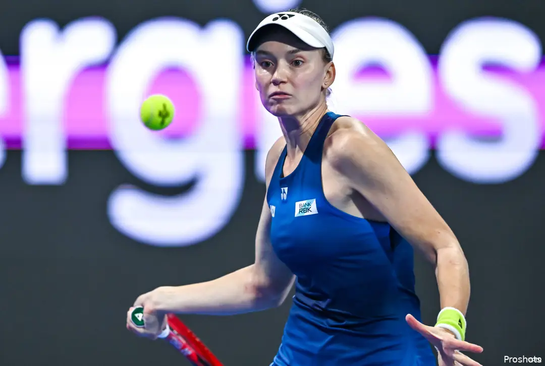 Elena Rybakina erreicht die nächste Runde nach Aufgabe der Gegnerin.