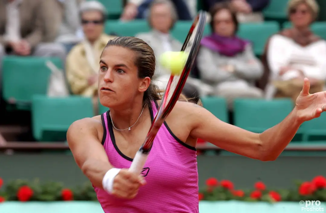 Mauresmo hits return.