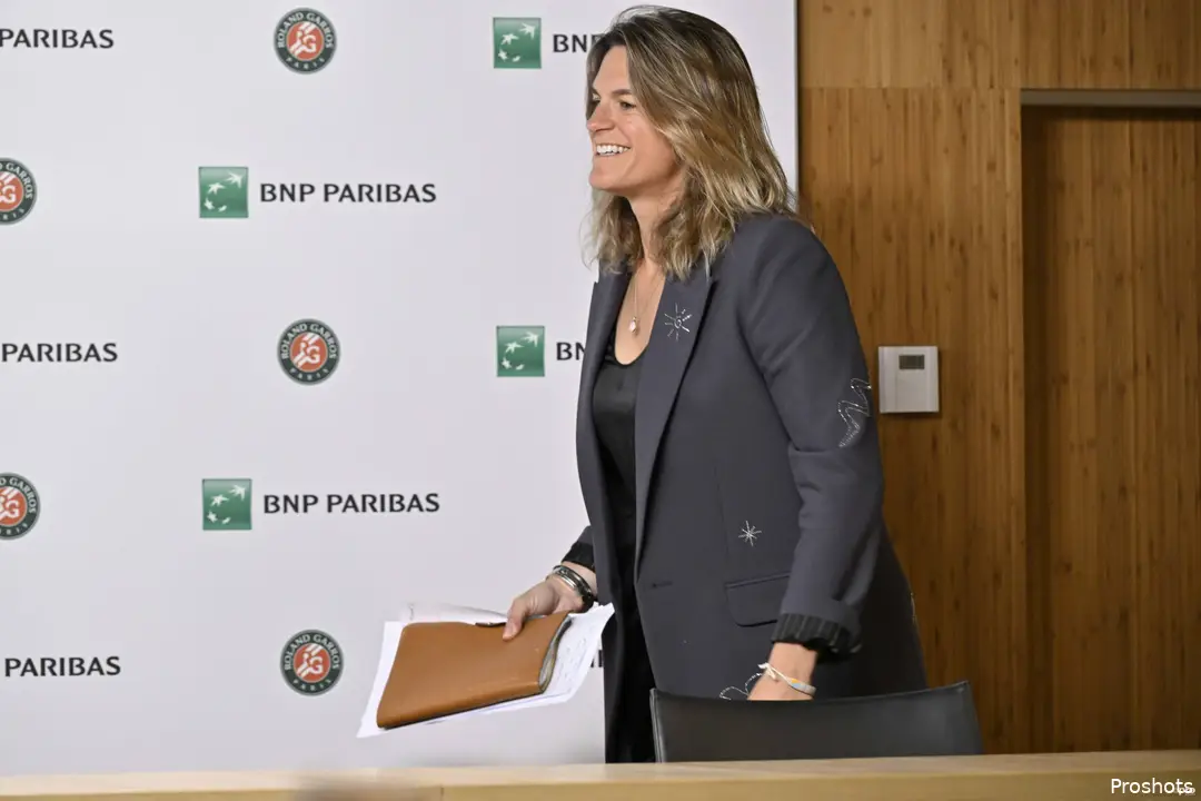 Mauresmo with a ring binder.