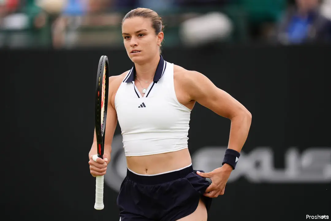 Maria Sakkari holding her racket