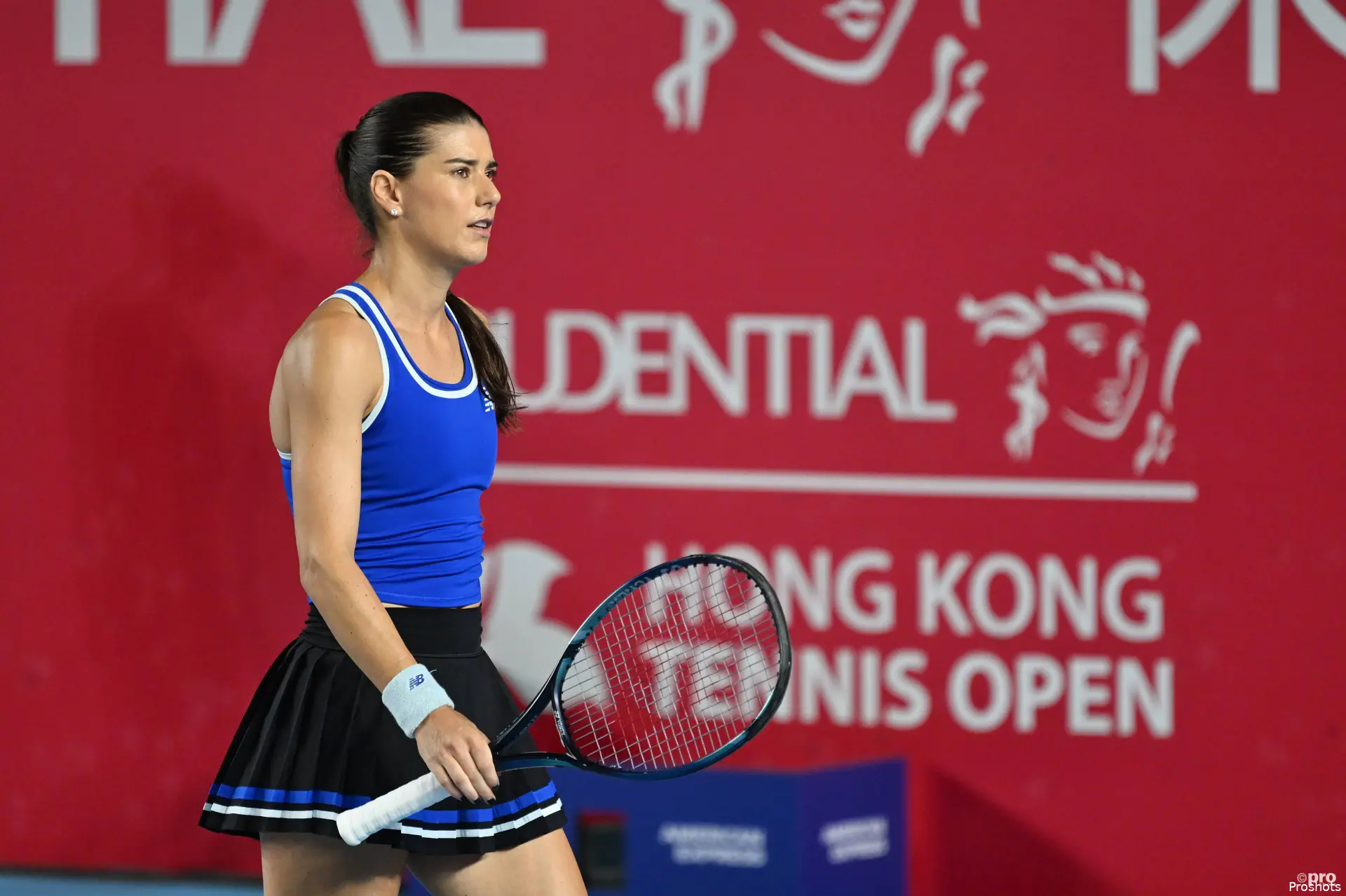 Sorana Cirstea changes ends in Hong Kong.