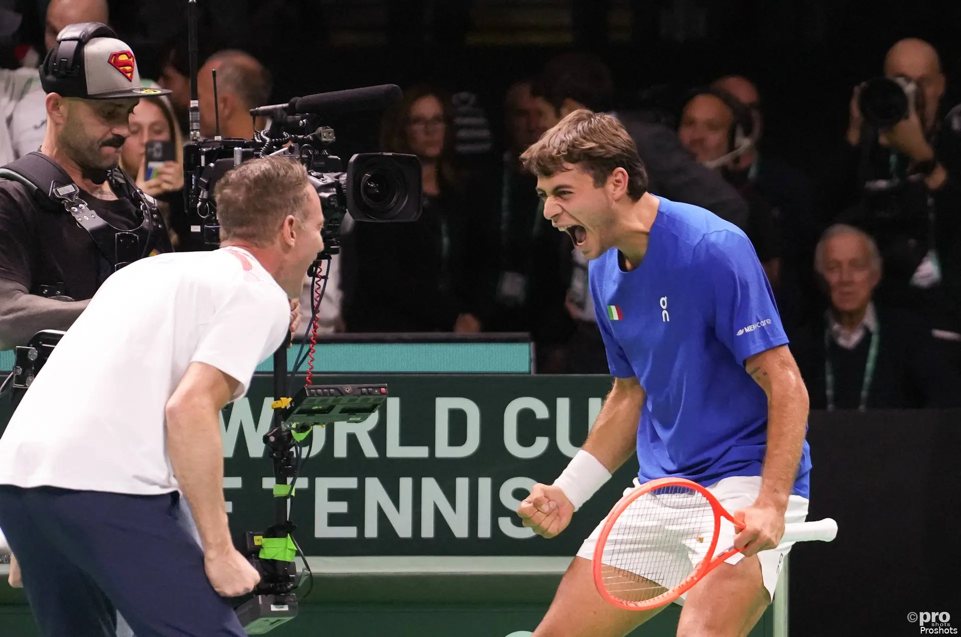 Flavio Cobolli celebrando en las Finales de la Copa Davis.