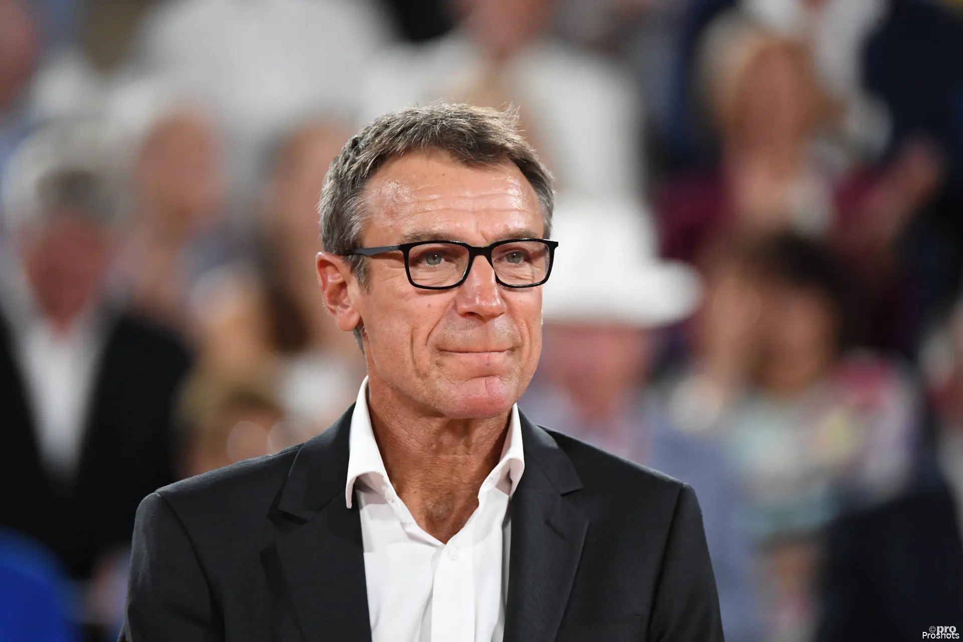 Mats Wilander watches on.