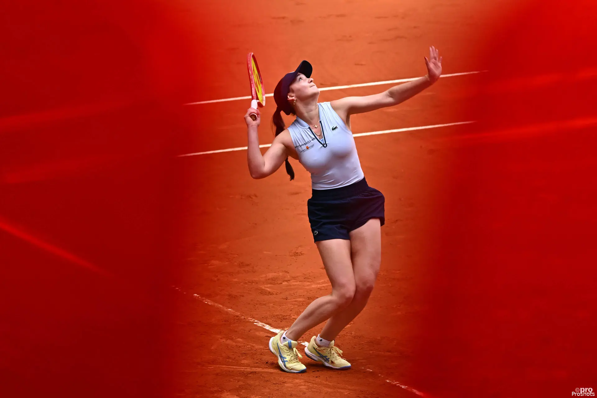 Lys serves