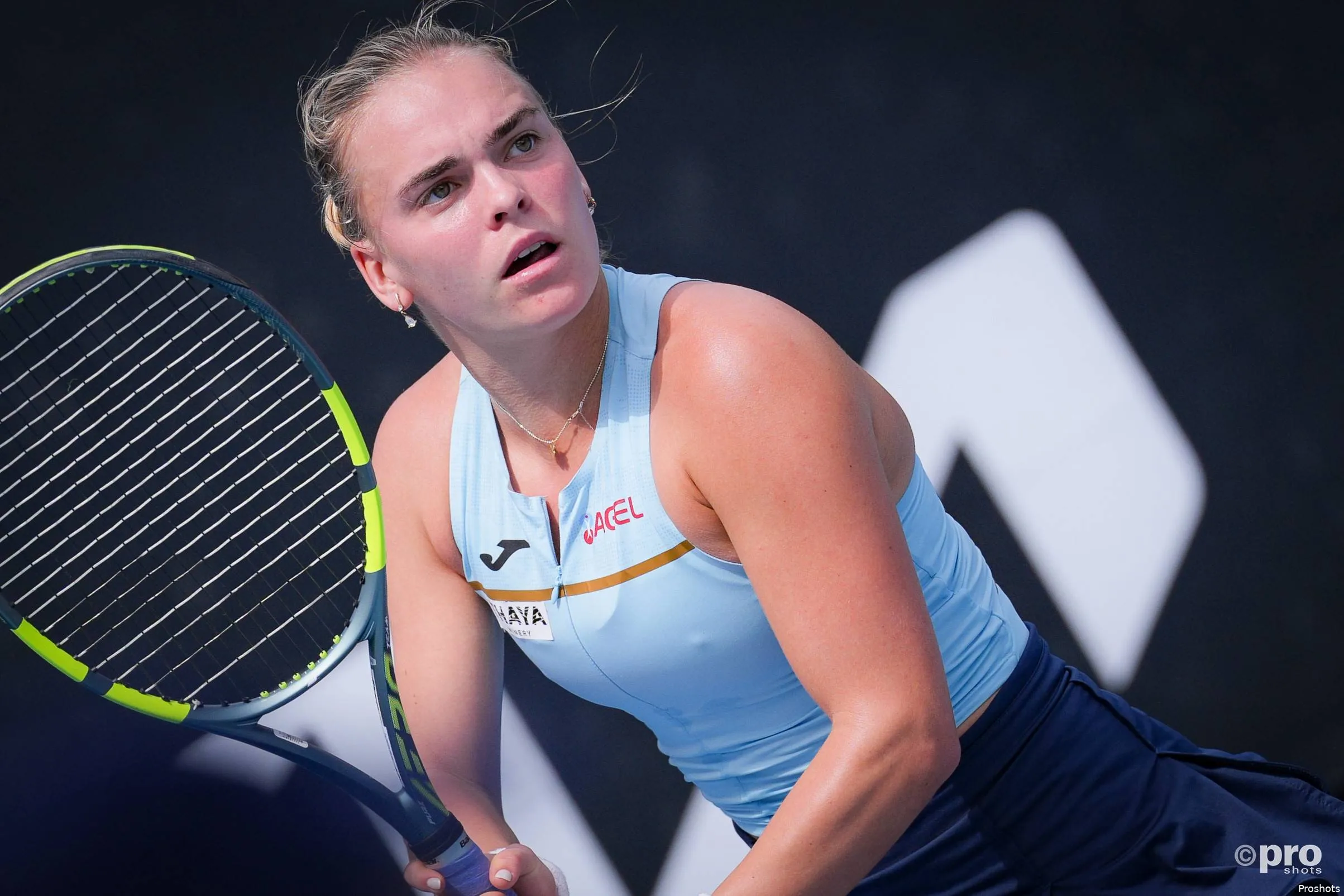 Sara Bejlek waits for return.