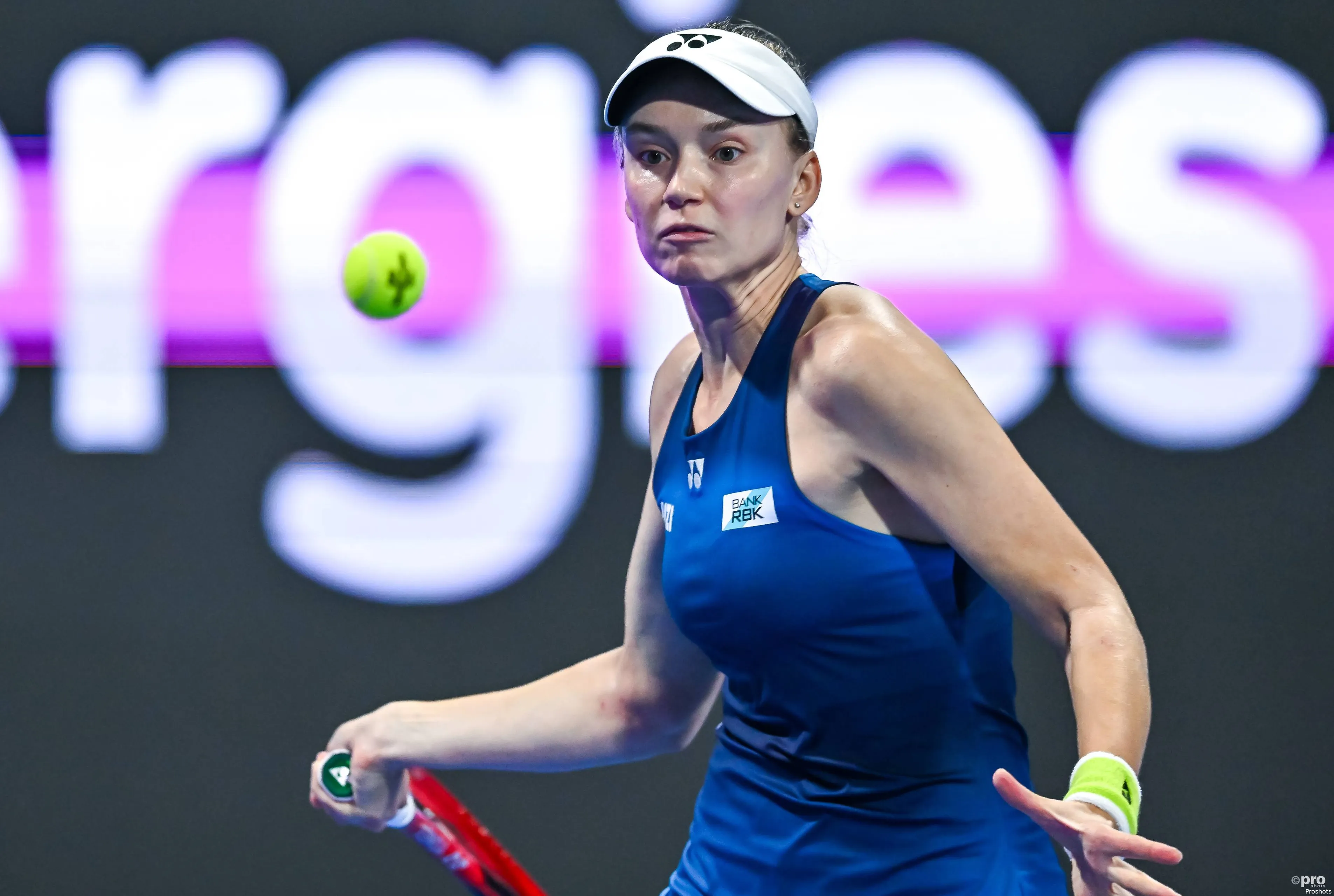 Elena Rybakina erreicht die nächste Runde nach Aufgabe der Gegnerin.