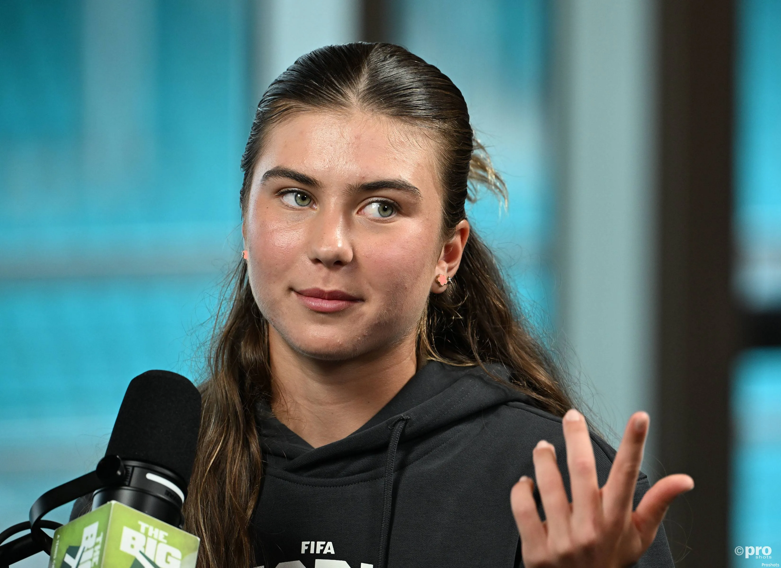 Iva Jovic chatting post match.