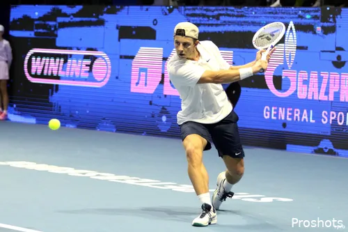 Tallon Griekspoor returns a serve