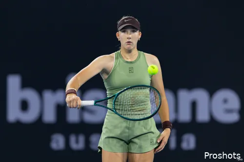 Mirra Andreeva receives ball