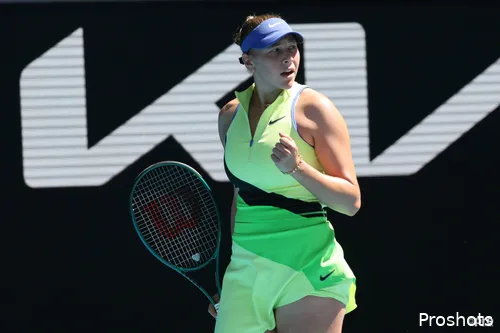 Amanda Anisimova jubelt mit Faust nach einem gewonnenen Punkt.