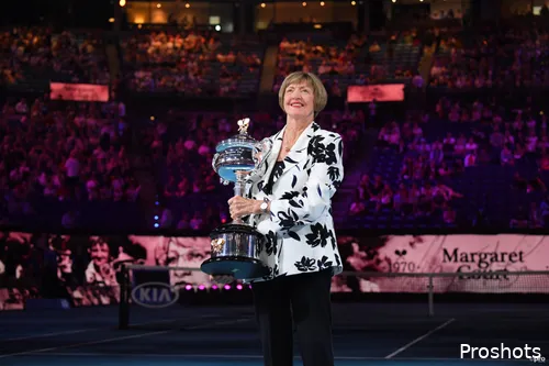 Margaret Court sostiene el trofeo