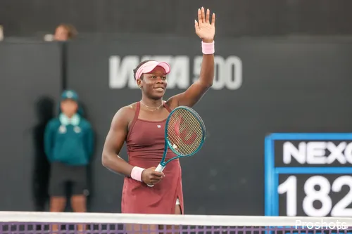 Victoria Mboko raises hand.