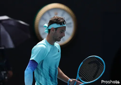 Lorenzo Musetti geht zur Grundlinie zurück.