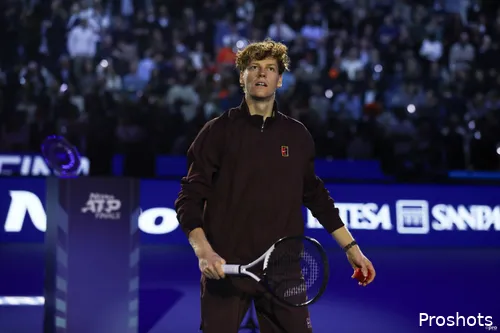 Jannik Sinner sosteniendo su raqueta en las ATP Finals 2025