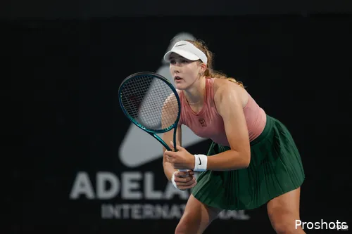 Mirra Andreeva devuelve un golpe.