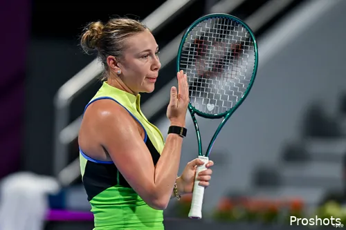 Amanda Anisimova küsst ihre Finger.