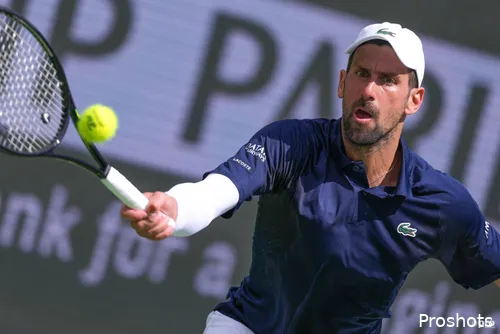 Novak Djokovic returniert während des IW-Duells.