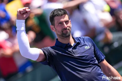 Novak Djokovic levanta el puño hacia el público.