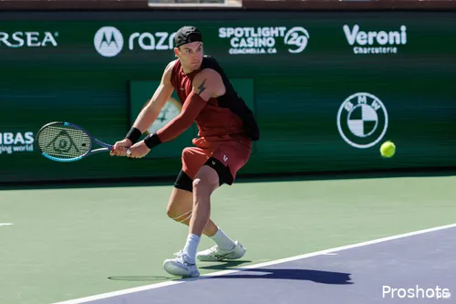 Jack Draper in action in California