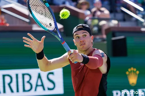 Jack Draper swats back the forehand.