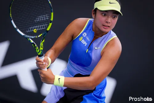 Alexandra Eala retourniert.