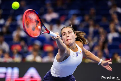 Emma Navarro im vollen Ausfallschritt in China.