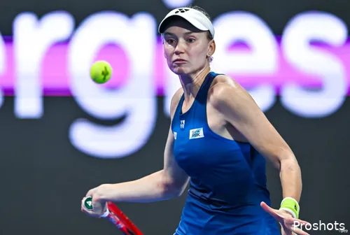 Elena Rybakina erreicht die nächste Runde nach Aufgabe der Gegnerin.