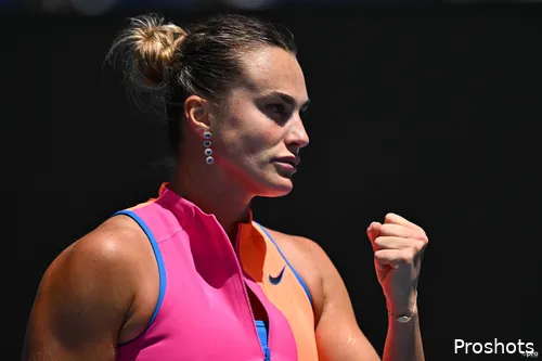 Aryna Sabalenka konzentriert und mit geballter Faust.