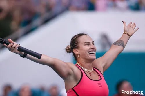Sabalenka reißt die Arme hoch.