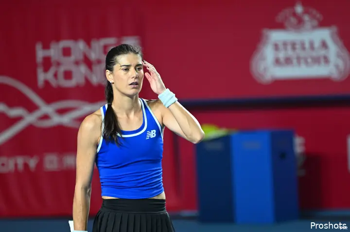 Sorana Cirstea getting herself ready at the 2025 Hong Kong Open