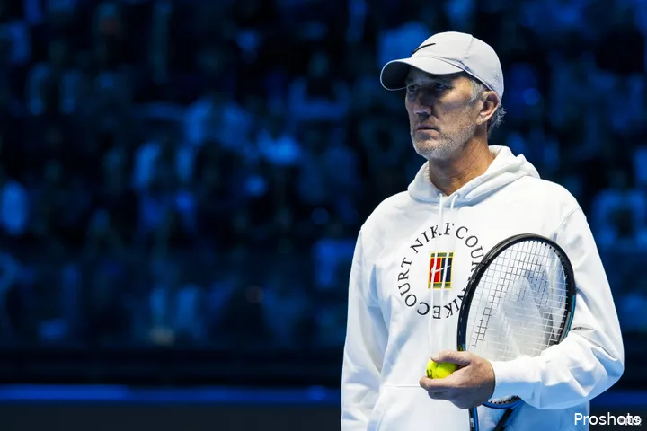 Darren Cahill training Jannik Sinner.