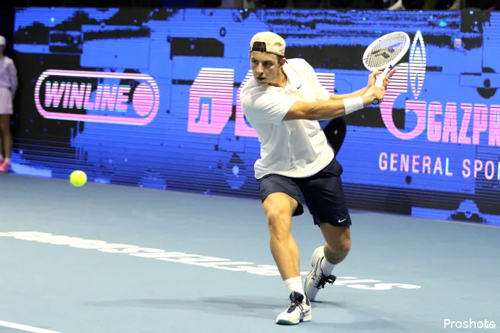 Tallon Griekspoor returns a serve
