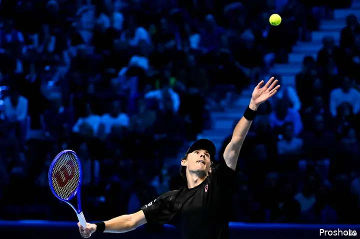 Alex de Minaur serves.