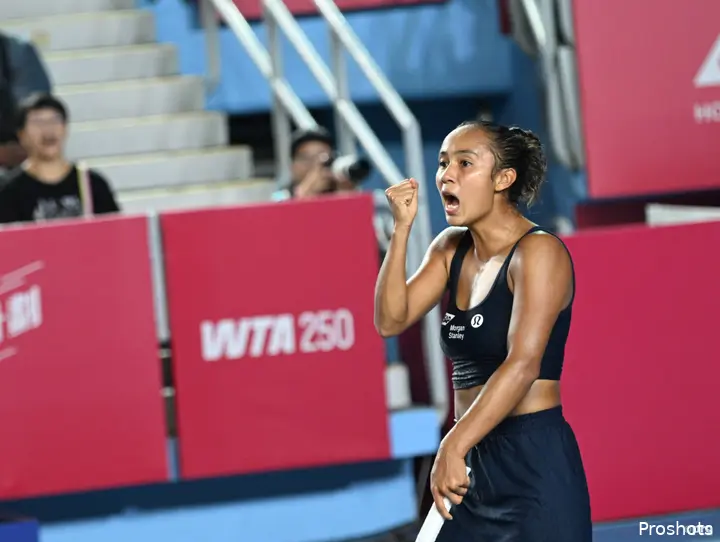 Leylah Fernandez celebrates in Hong Kong.