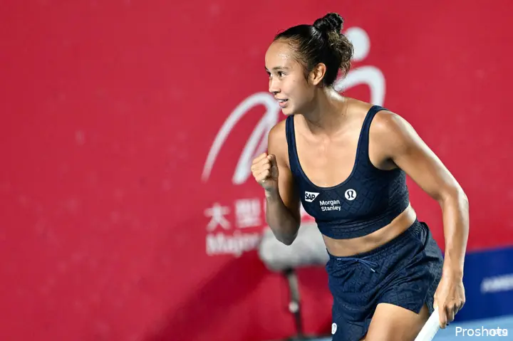 Leylah Fernandez on the run in Hong Kong