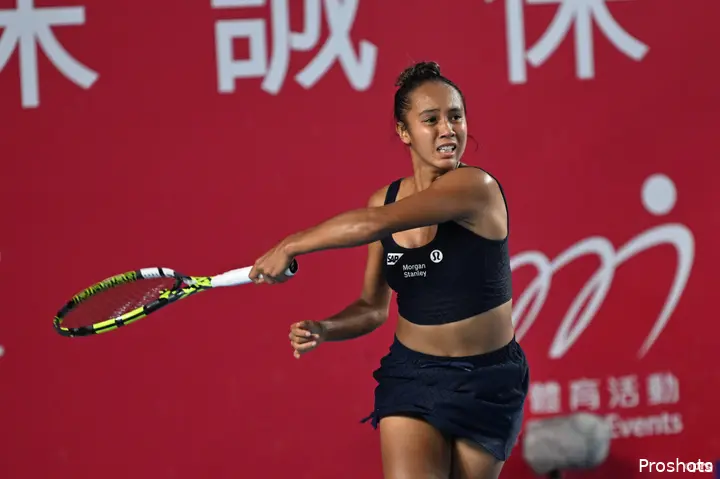 Leylah Fernandez on court in Hong Kong
