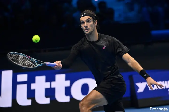 Musetti returns the ball with his forehand