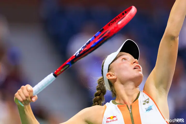 Elena Rybakina on court