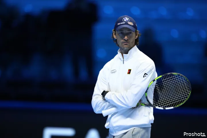 Juan Carlos Ferrero beobachtet das Geschehen.