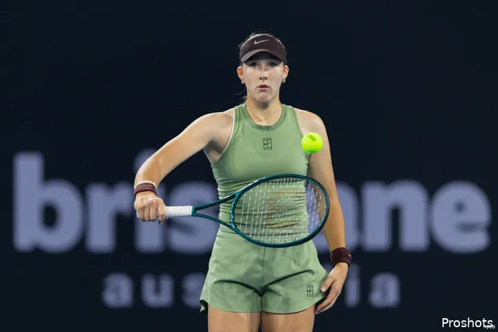 Mirra Andreeva receives ball