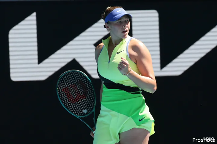 Amanda Anisimova fist pumps after winning point.
