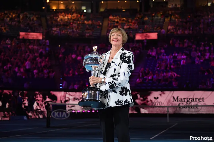 Margaret Court sostiene el trofeo