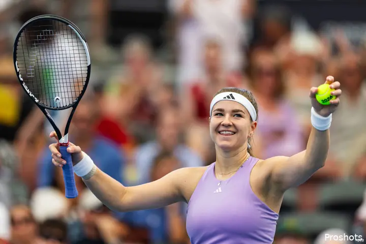 Karolina Muchova raises both hands aloft