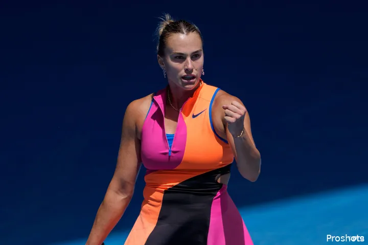 Aryna Sabalenka celebra con el puño durante su victoria.