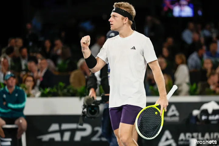 Alejandro Davidovich Fokina with racket in hand fist pumping air