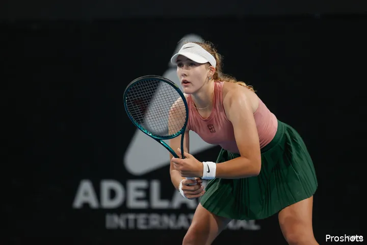 Mirra Andreeva devuelve un golpe.