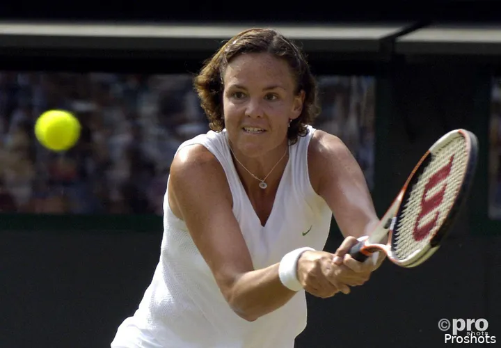 Lindsay Davenport meets the return.
