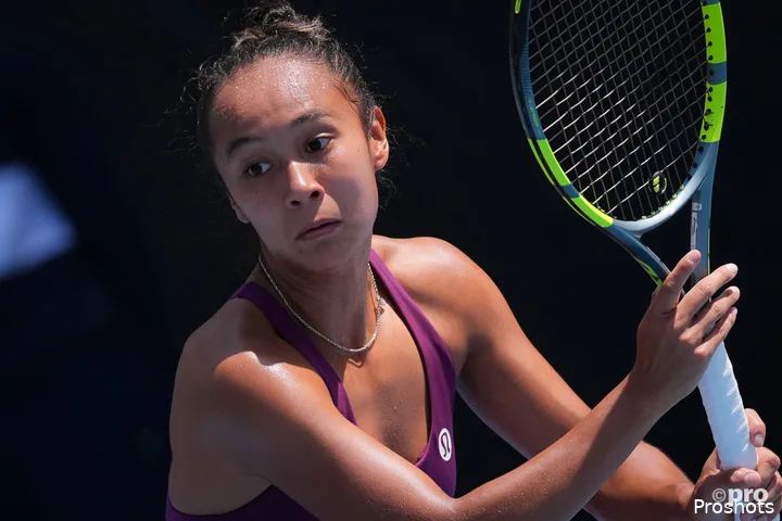 Leylah Fernandez readies backhand.