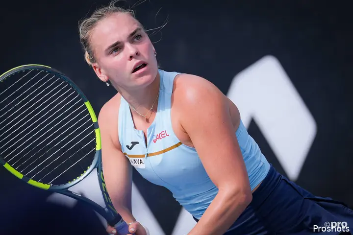Sara Bejlek waits for return.