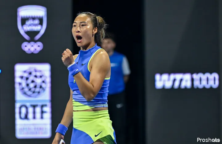 Zheng Qinwen fist bump